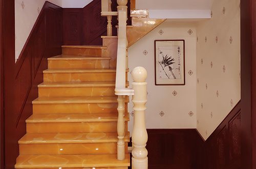 镜铁区中式别墅室内汉白玉石楼梯的定制安装装饰效果