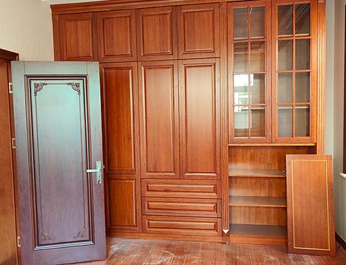 镜铁区中式家庭装修里定制的实木衣柜效果图